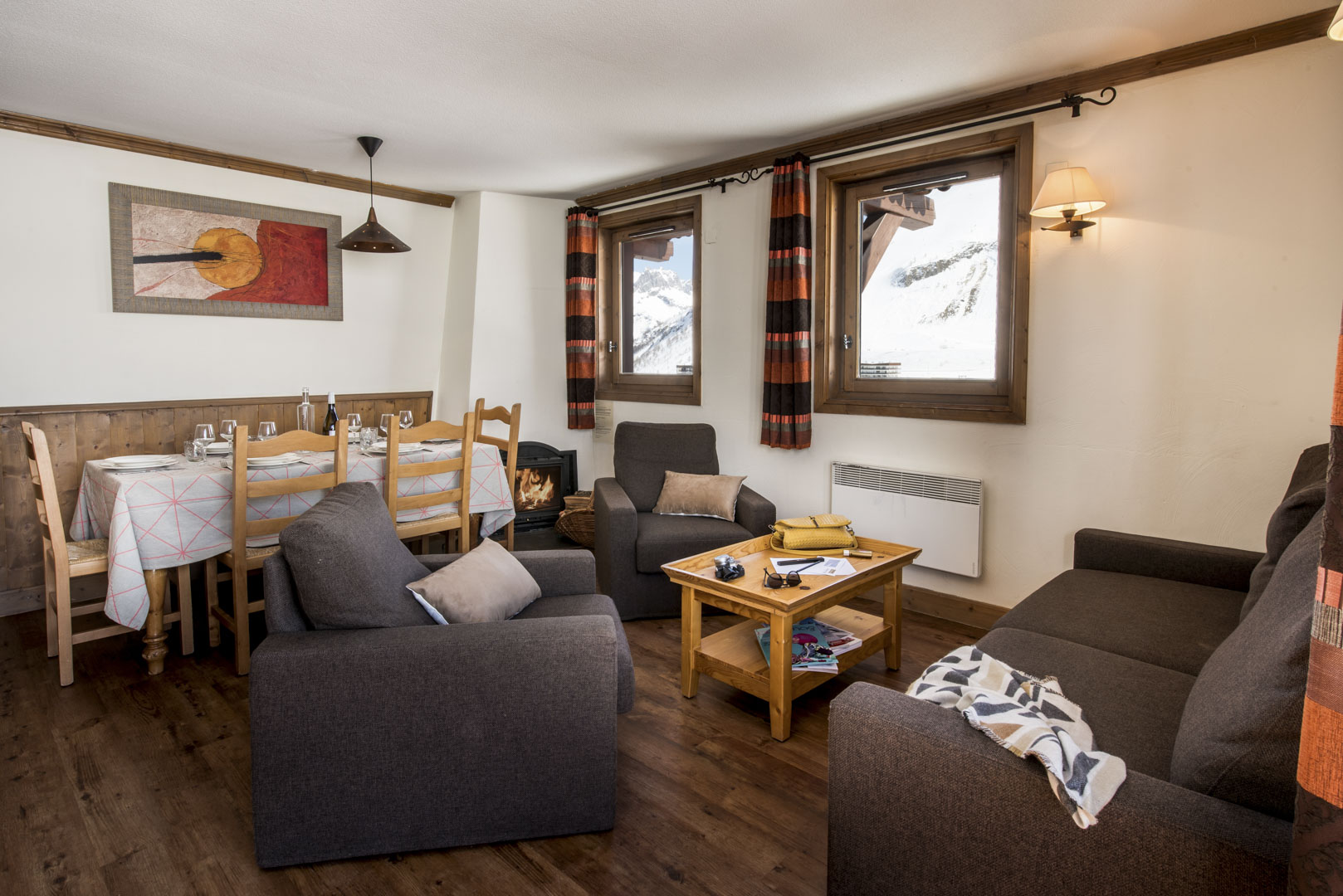 3 bedrooms + fireplace – image 1