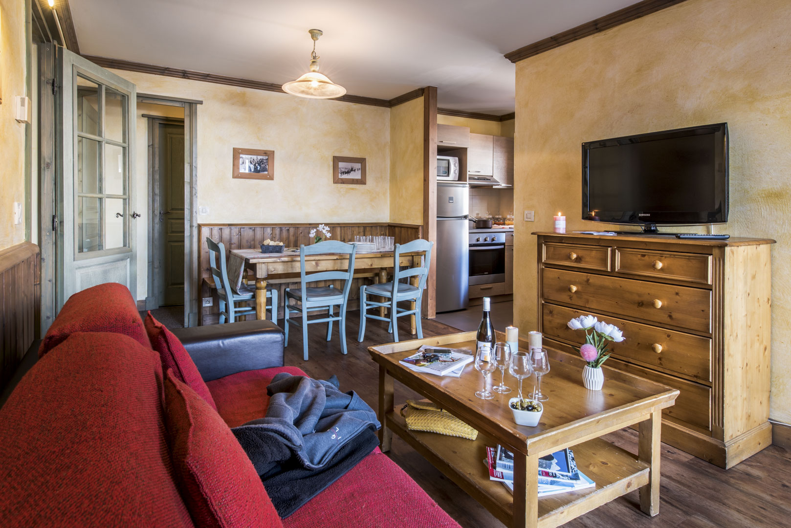 2 bedrooms + cabin – image 1
